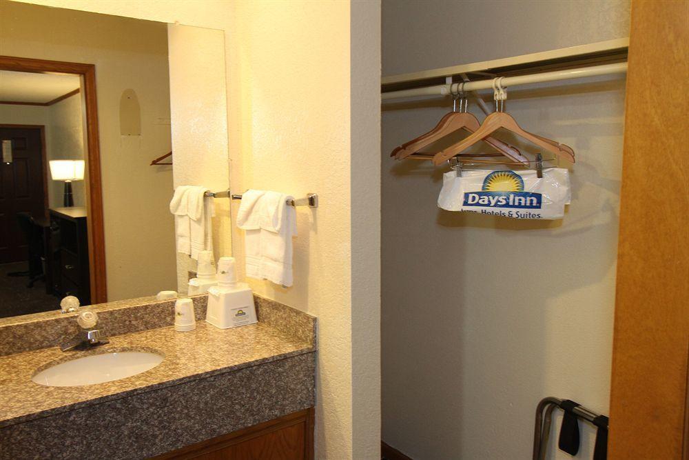 Days Inn Kansas City-Worlds Of Fun Bagian luar foto