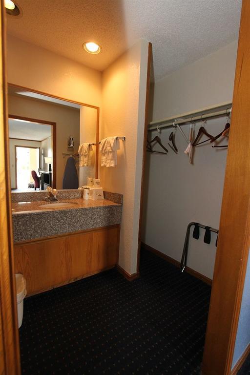 Days Inn Kansas City-Worlds Of Fun Bagian luar foto