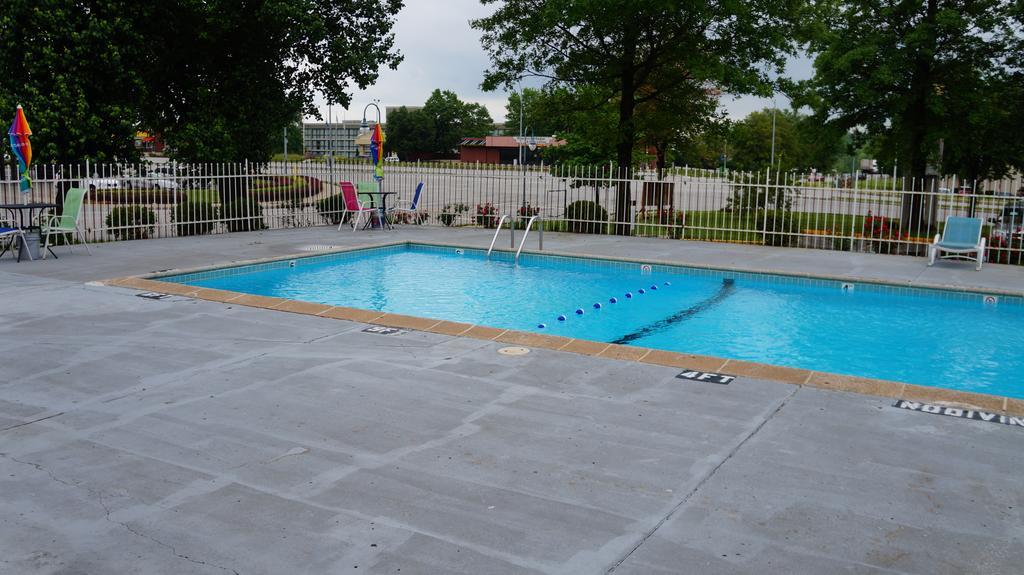 Days Inn Kansas City-Worlds Of Fun Bagian luar foto