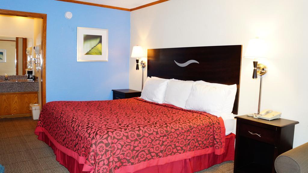 Days Inn Kansas City-Worlds Of Fun Bagian luar foto