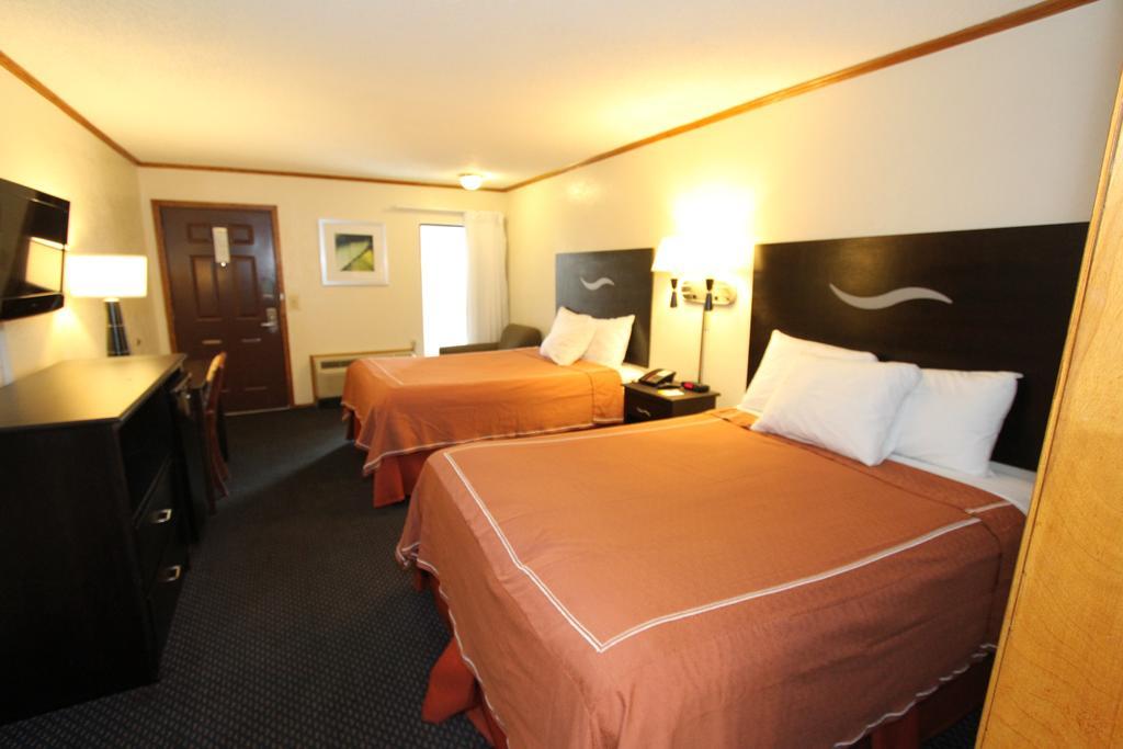 Days Inn Kansas City-Worlds Of Fun Bagian luar foto