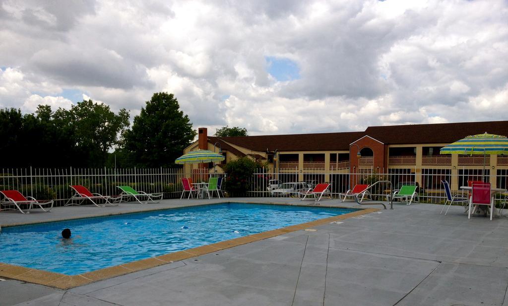 Days Inn Kansas City-Worlds Of Fun Bagian luar foto