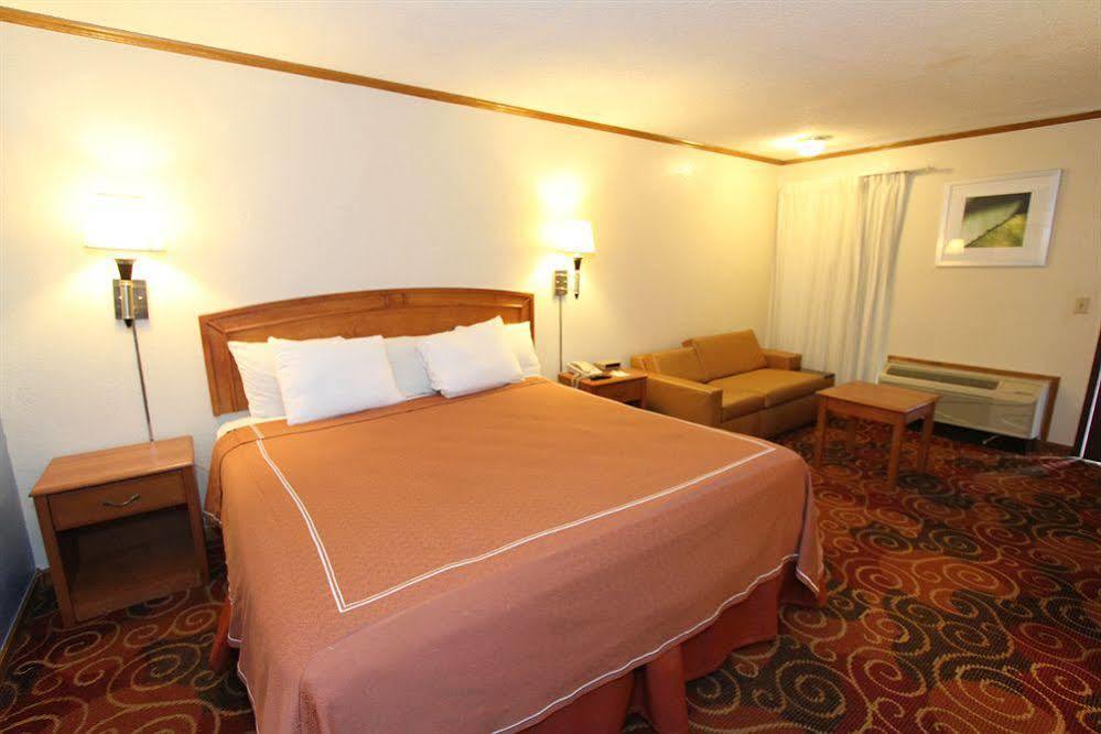 Days Inn Kansas City-Worlds Of Fun Bagian luar foto