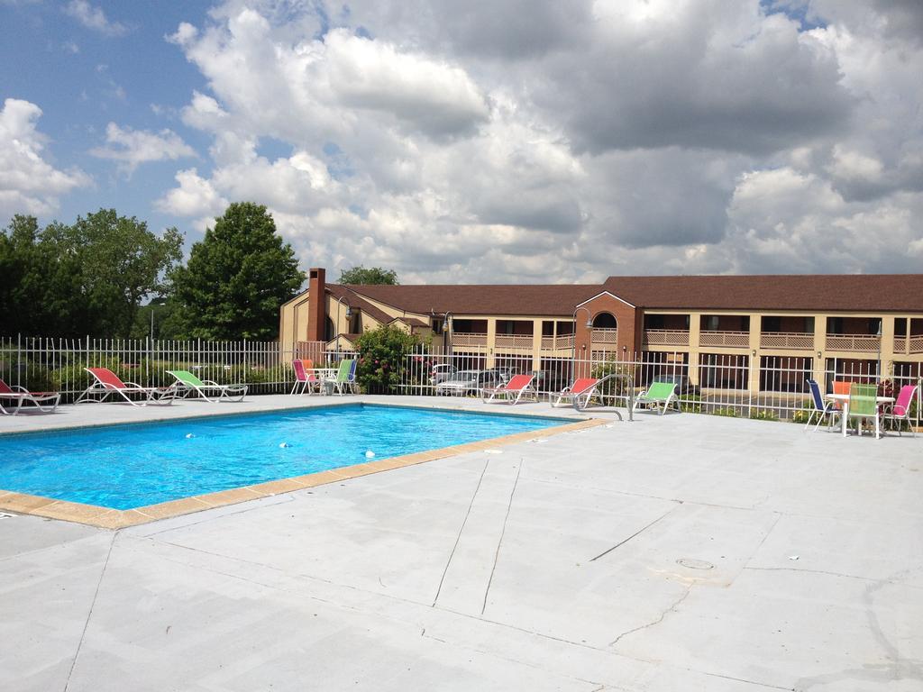 Days Inn Kansas City-Worlds Of Fun Bagian luar foto